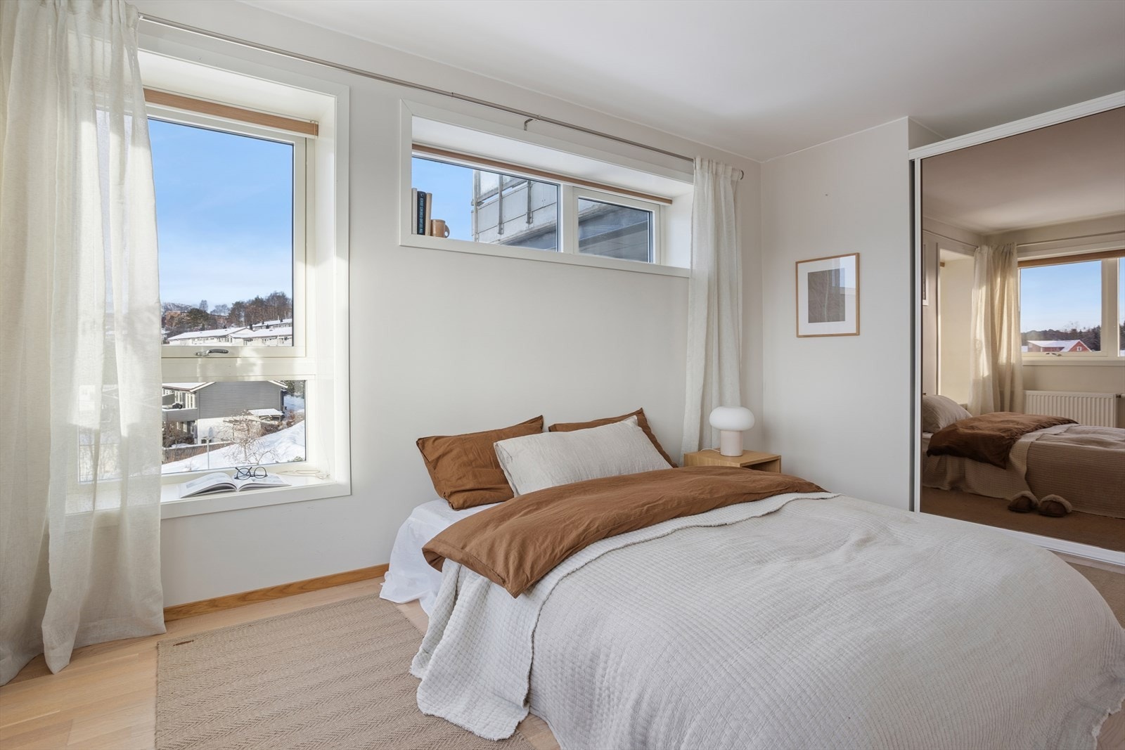 Stor skyvedørsgarderobe på hovedsoverom Galleribilde