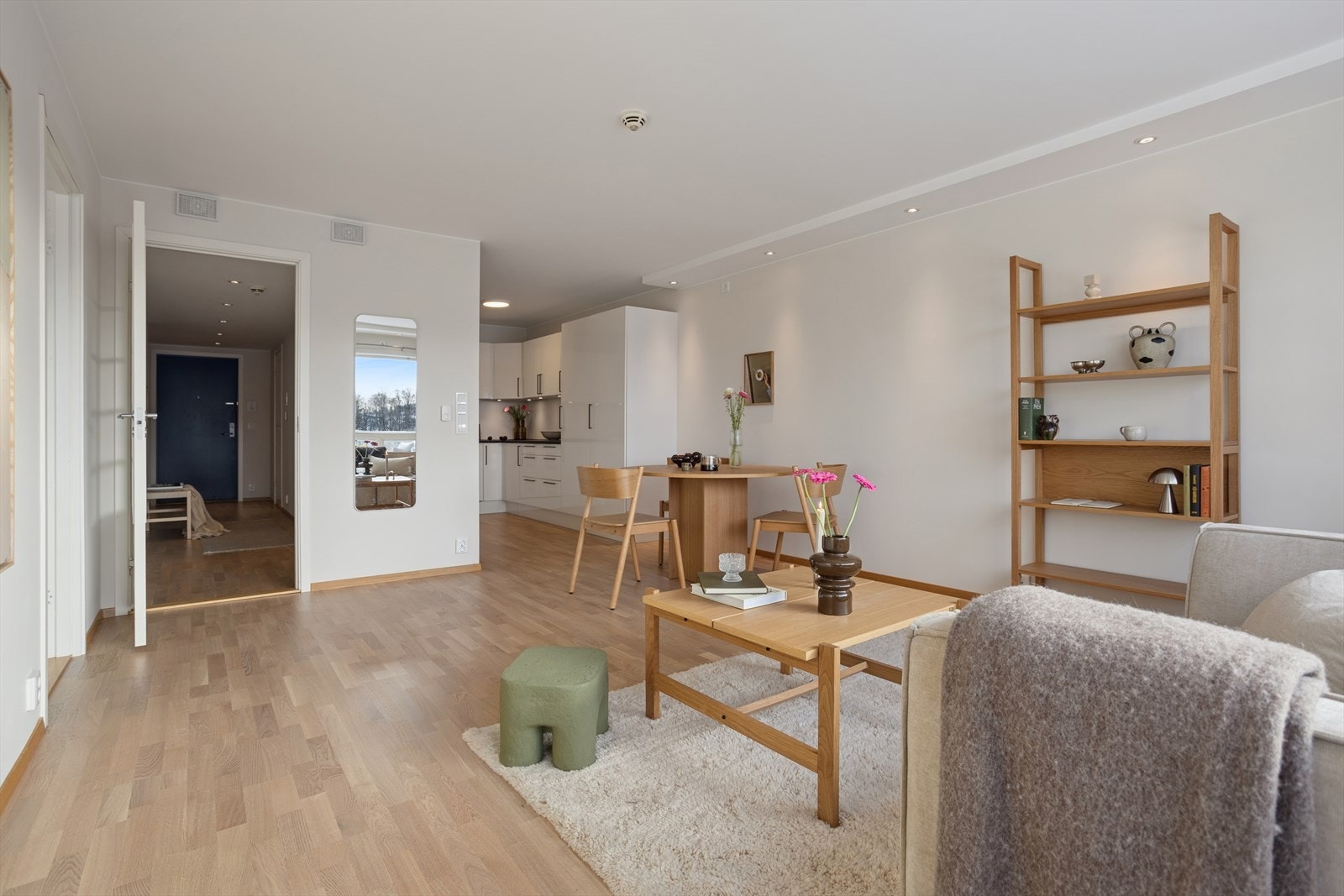 Stue/kjøkken fikk ny parkett og nymalte vegger i 2026 Galleribilde