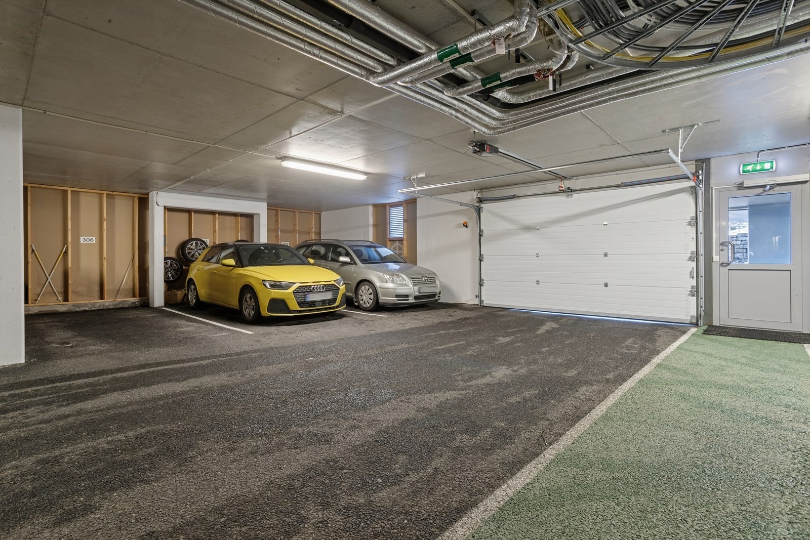 Fast parkeringsplass i felles garasjeanlegg. Trappefri adkomst med heis i bygget. Galleribilde