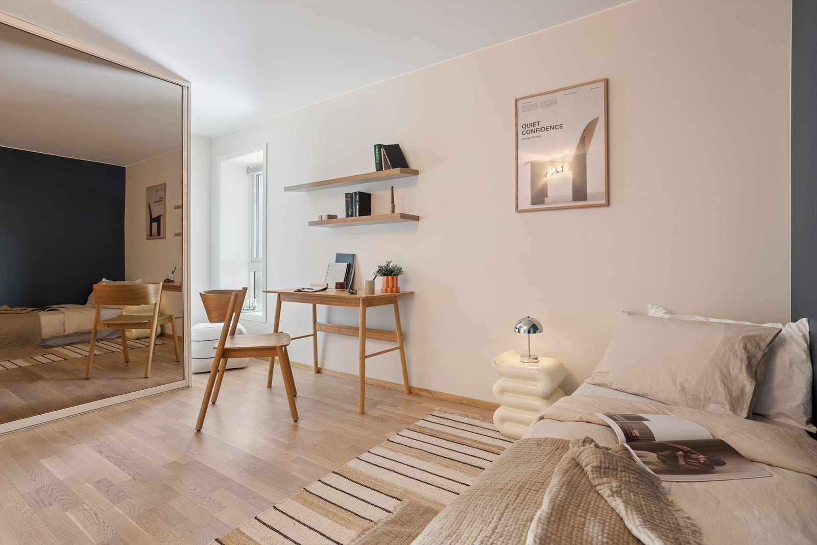 Soverom 2 med stor skyvedørsgarderobe og gulvvarme. Galleribilde