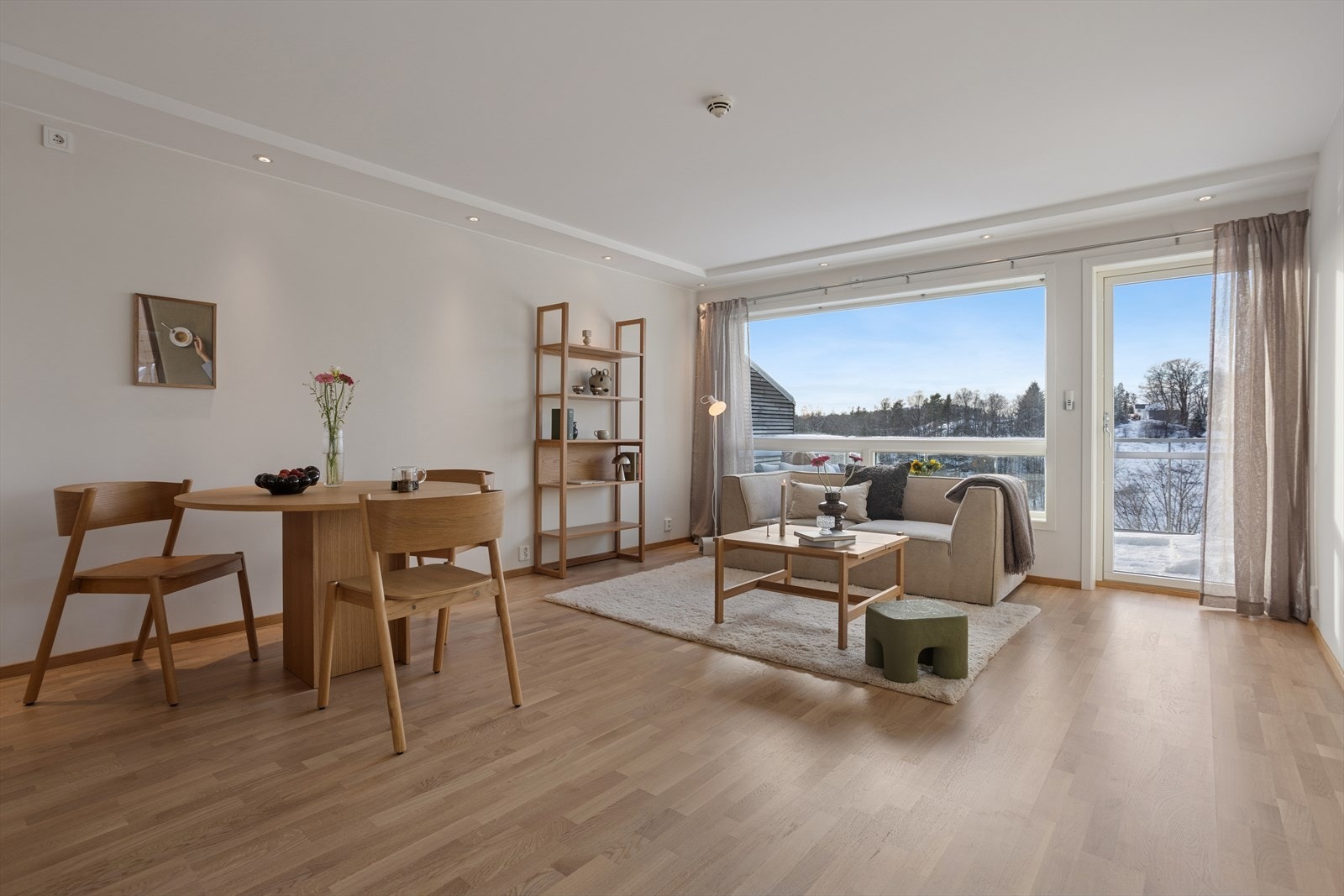 Leiligheten ligger høyt og fritt med store vindusflater som gir rikelig med naturlig lys Galleribilde