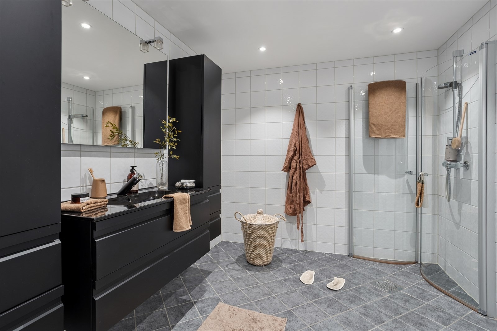 Pent flislagt bad med gulvvarme og spotter i tak Galleribilde