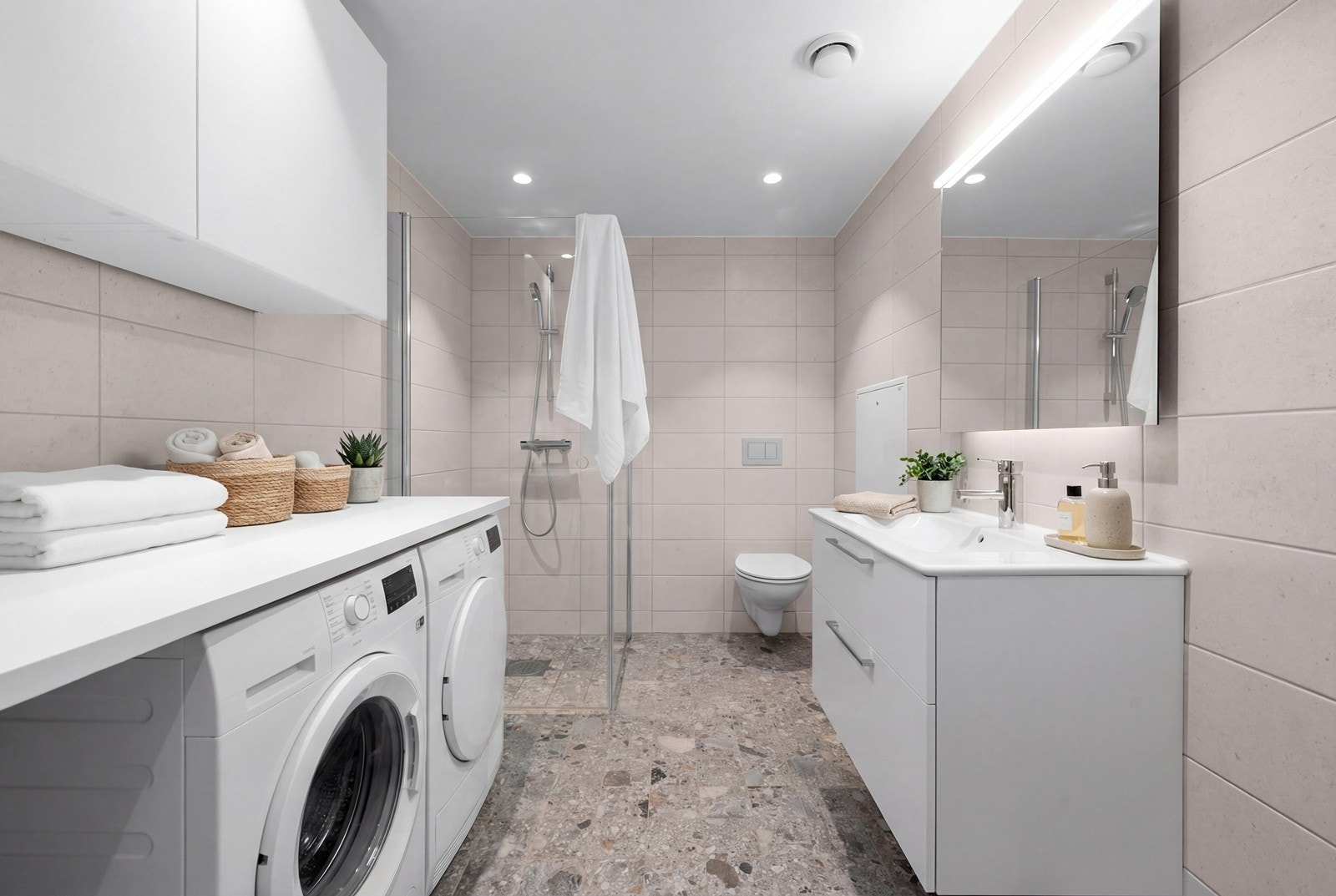 Flislagt bad med varmekabler (Digital møblert) Galleribilde