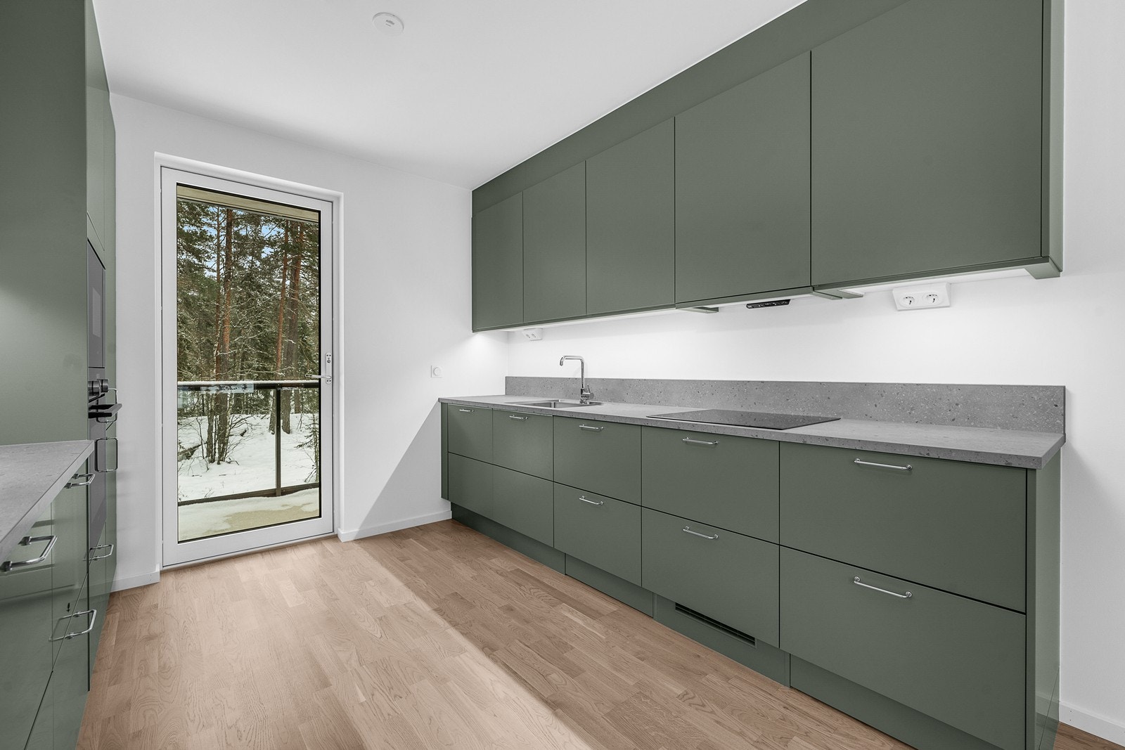 Fra kjøkken er det utgang til en frokostbalkong Galleribilde