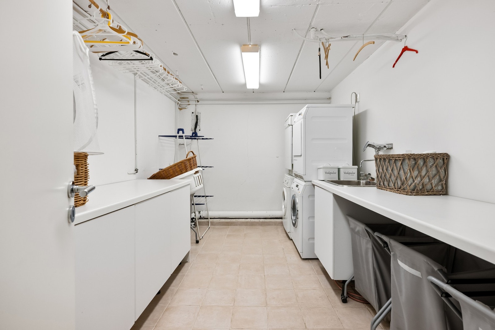 Praktisk vaskerom med god benkeplass, opplegg for vaskemaskin og tørketrommel samt rikelig med oppbevaring. Galleribilde