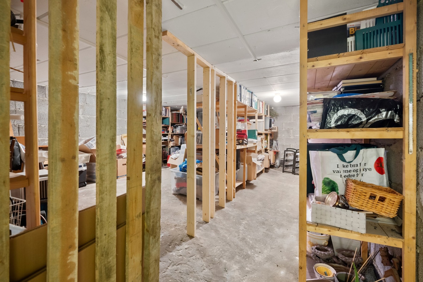 Romslige kjellerboder med god kapasitet for oppbevaring. Galleribilde