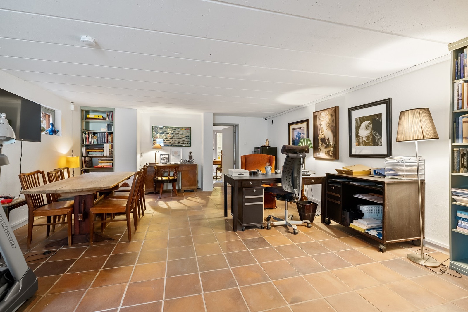 Romslig disponibelt rom i kjeller (ikke godkjent for varig opphold). Galleribilde