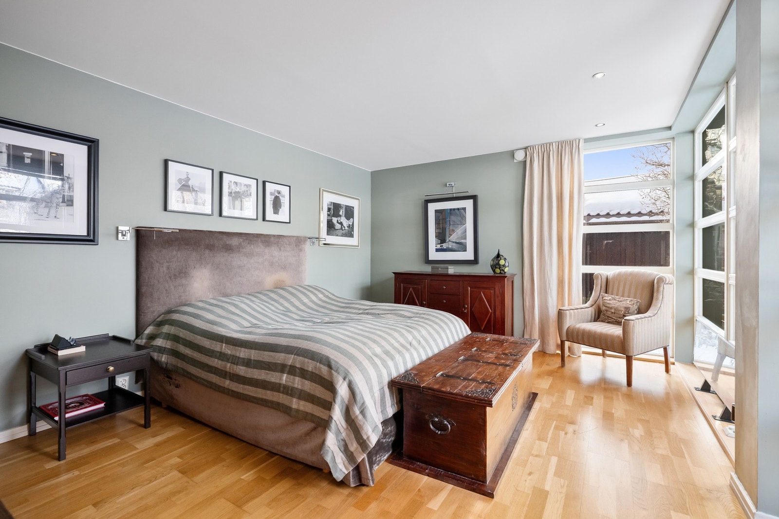 Lyst og innbydende hovedsoverom med store vindusflater og god plass til både dobbeltseng og sitteplass. Galleribilde