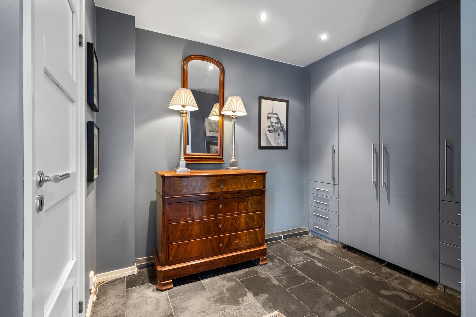 Entré med flislagt gulv og varmekabler for ekstra komfort. Galleribilde