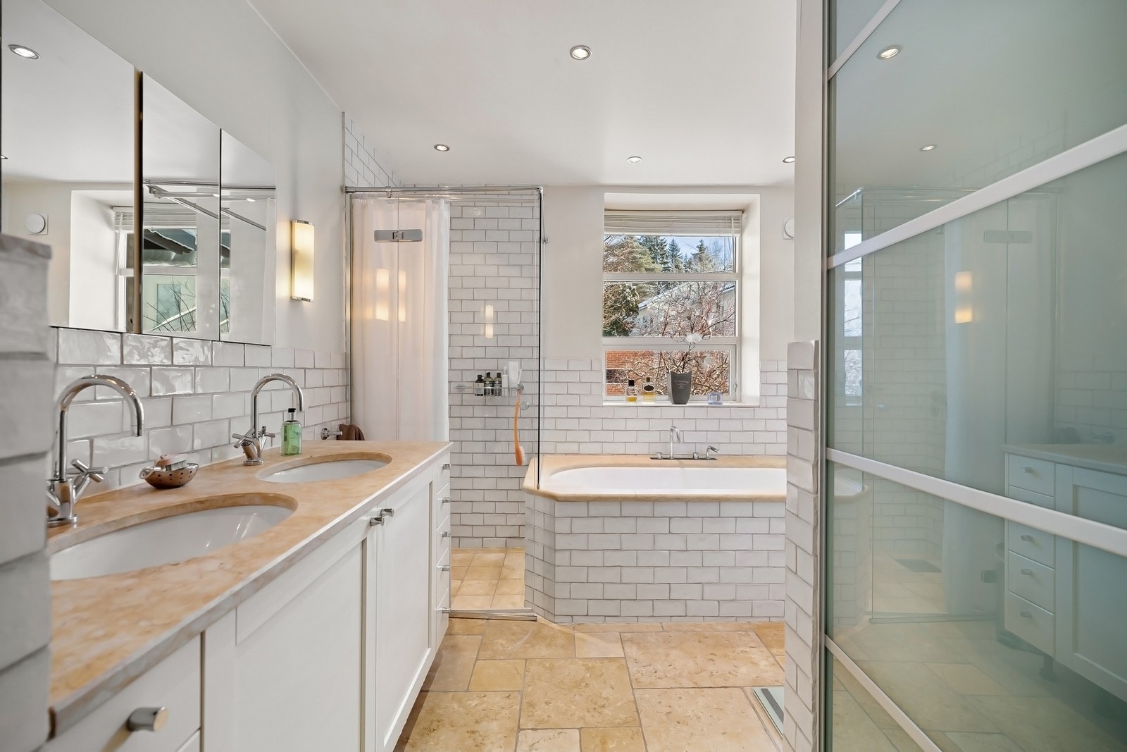 Baderom med flislagt gulv med varmekabler, flislagte vegger i våtsoner og malte flater for øvrig. Galleribilde