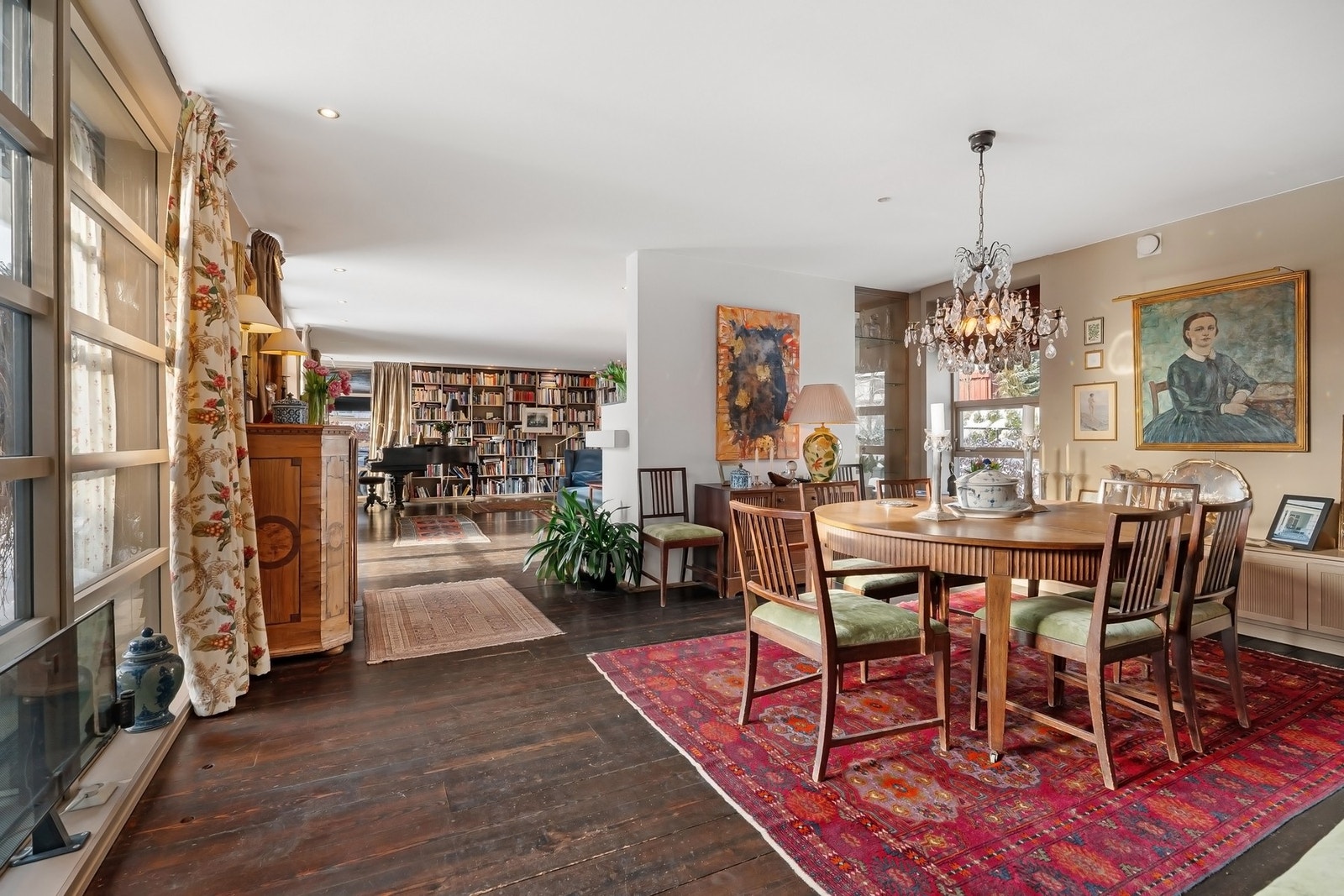 Lys og luftig stue med naturlig sonedeling mellom spiseplass og oppholdsrom. Galleribilde