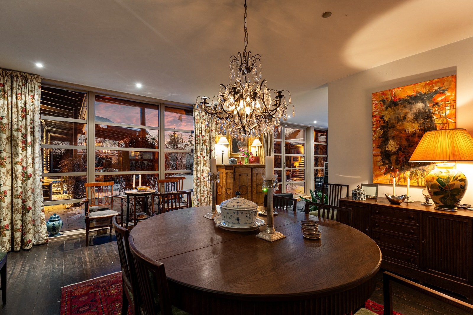 Boligen har svært god kontakt med utearealene, med direkte utgang fra både kjøkken, stue og hovedsoverommet ut til hagen. Galleribilde