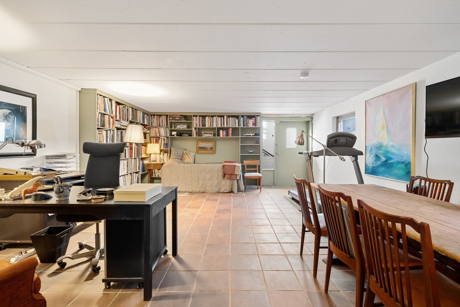 Romslig disponibelt rom i kjeller (ikke godkjent for varig opphold). Galleribilde