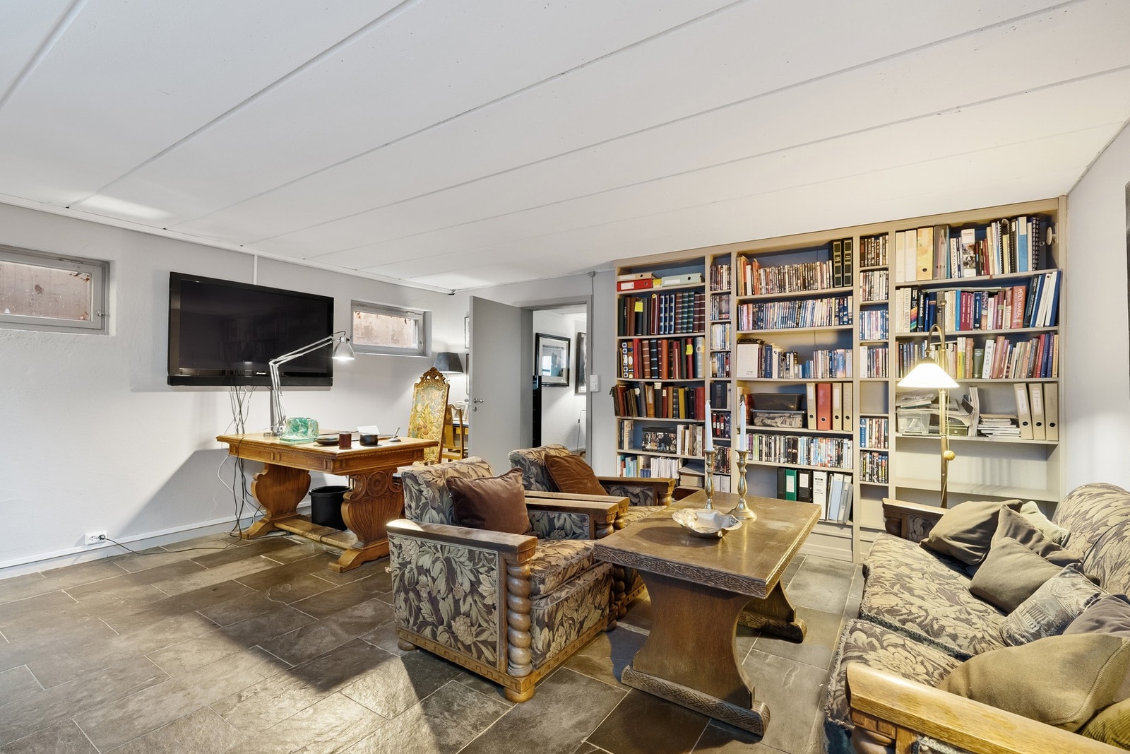 Romslig disponibelt rom i kjeller (ikke godkjent for varig opphold). Galleribilde