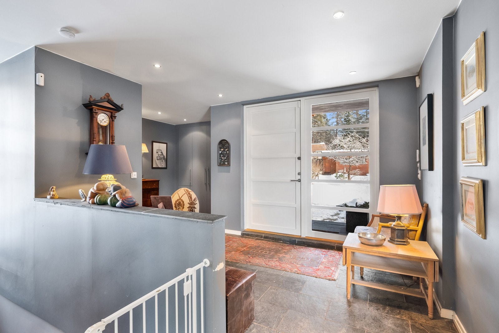 Velorganisert inngangsparti med god garderobeplass og separat WC. Galleribilde