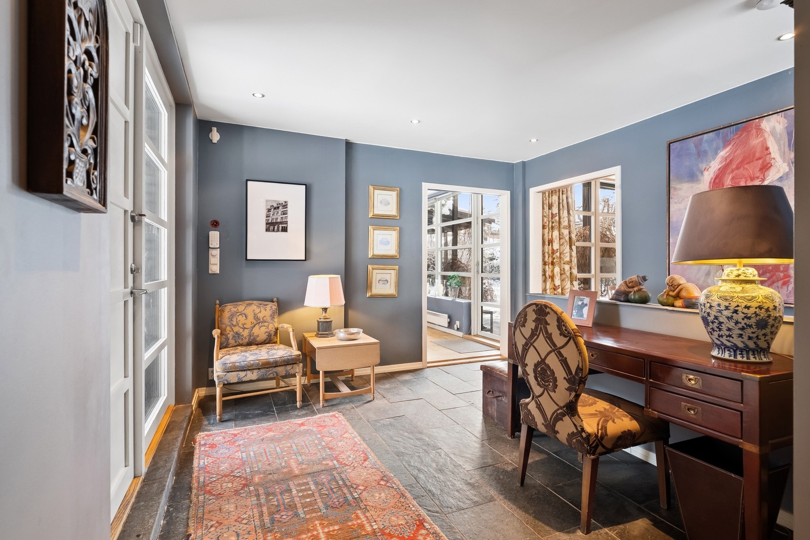 Innbydende entre/mellomgang med god plass og naturlig overgang mellom stue og kjøkken. Galleribilde