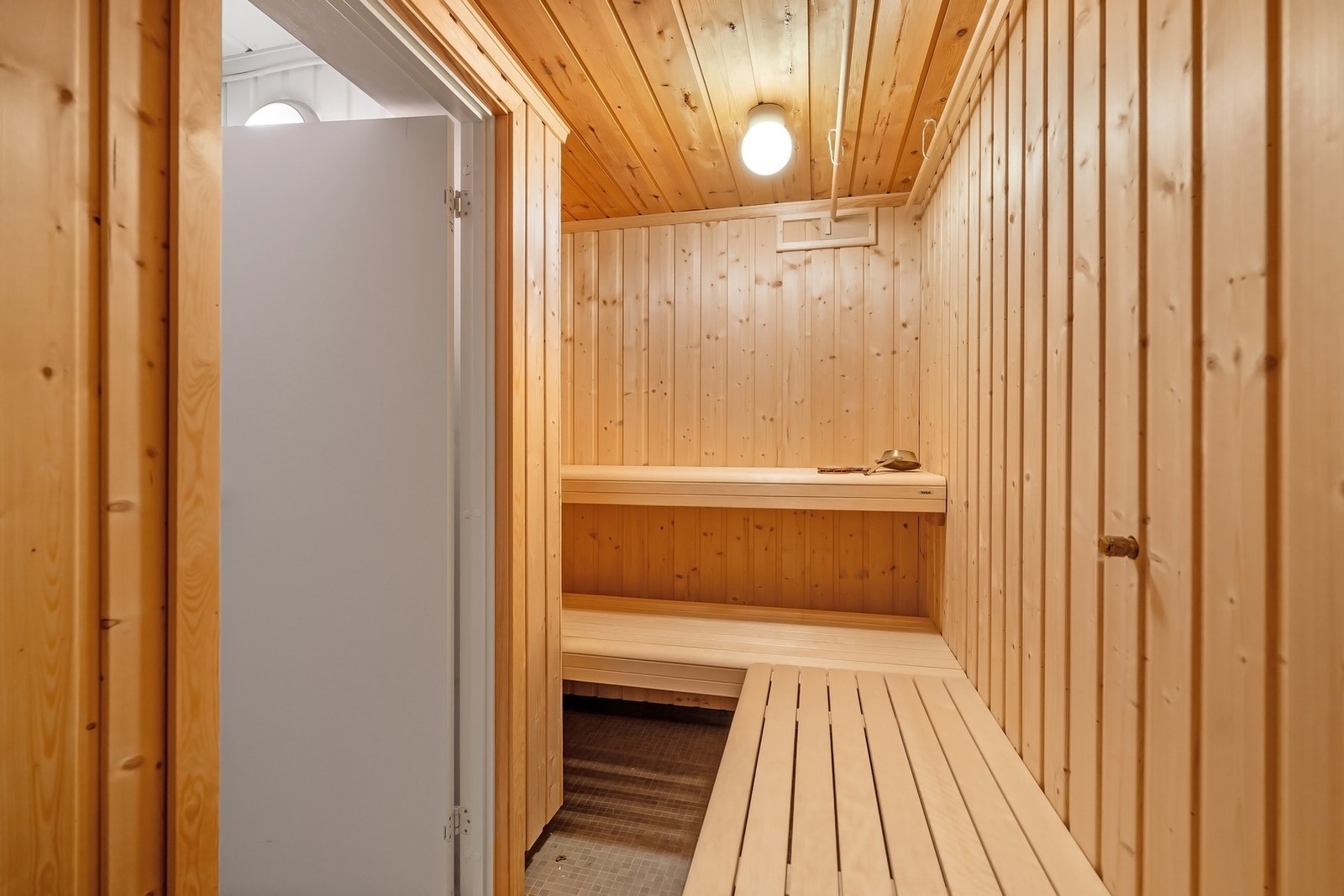 Badstue med flislagt gulv, panelte vegger, tak og plassbygget innredning samt badstuovn. Badstustuvegger og benker er nytt i 2015. Galleribilde