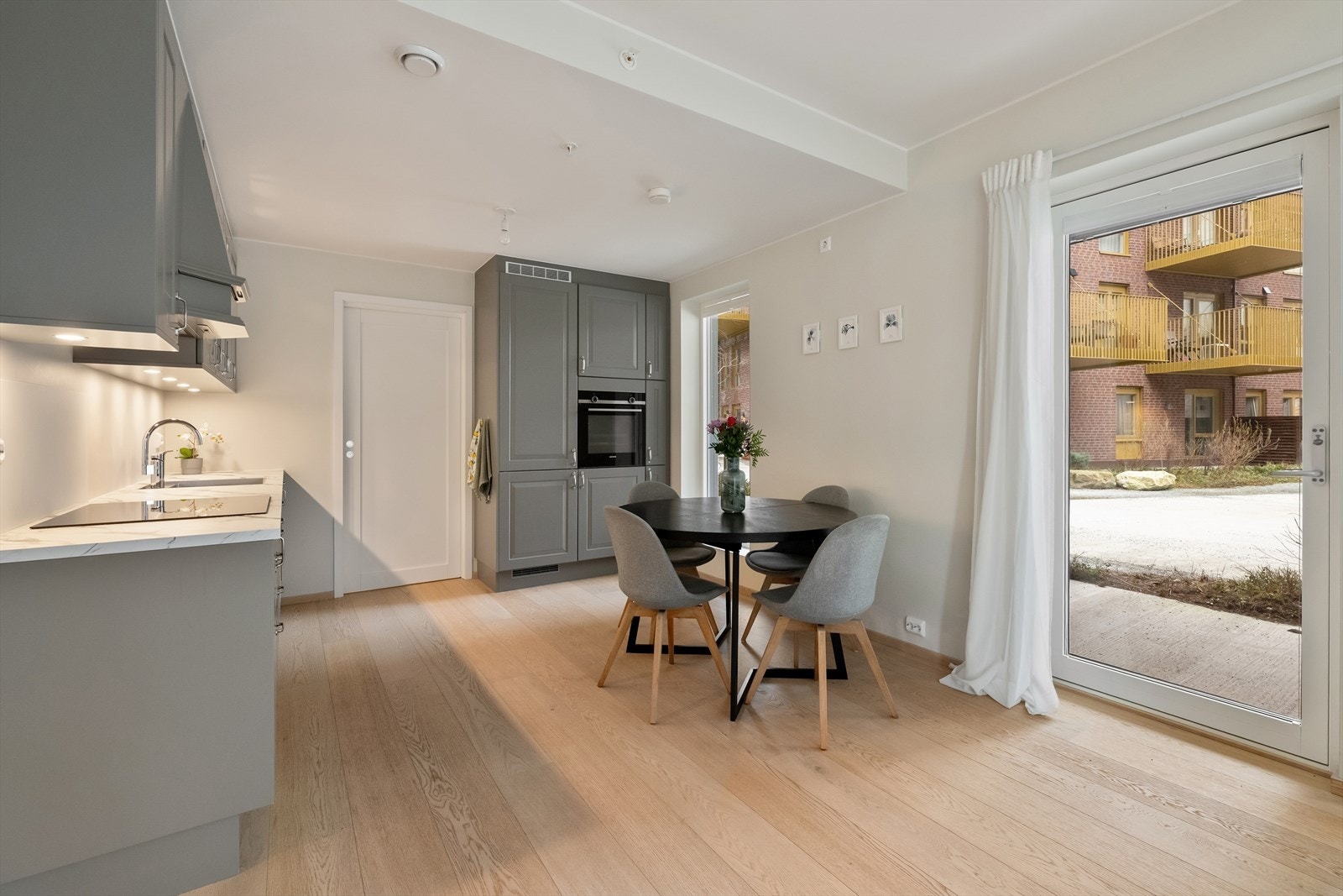 Pent kjøkken utført med rikelig skap og benkplass. Galleribilde