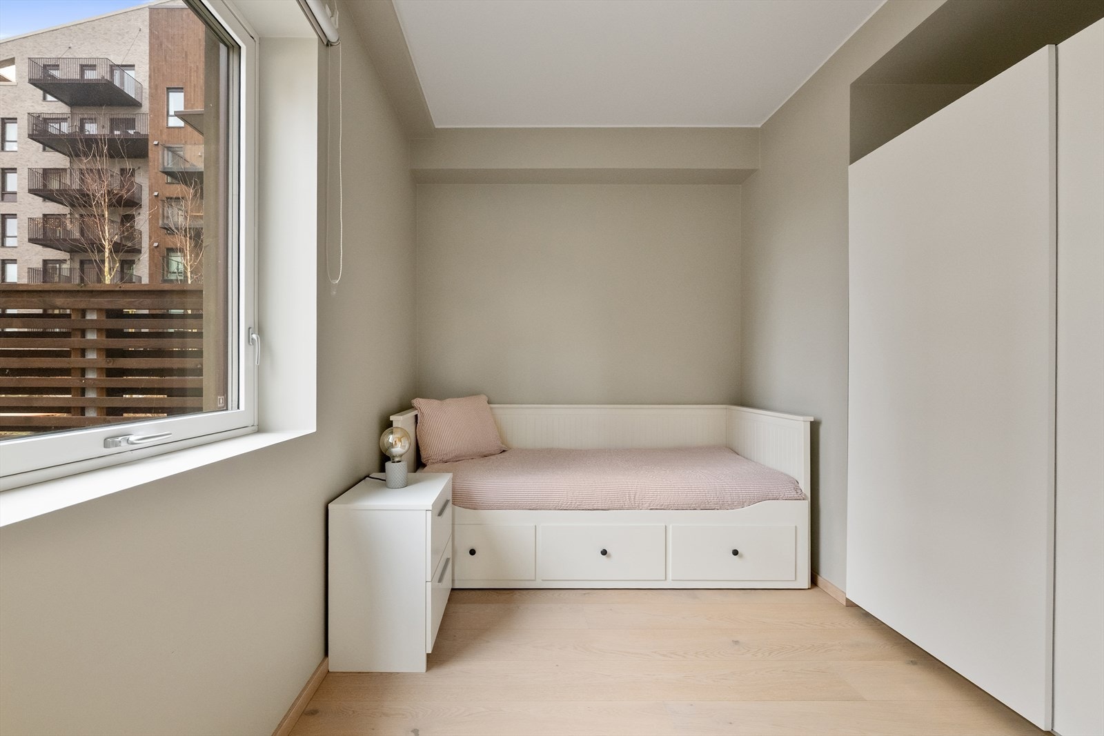 Soverom 2 med plass til seng og garderobeløsning. Galleribilde