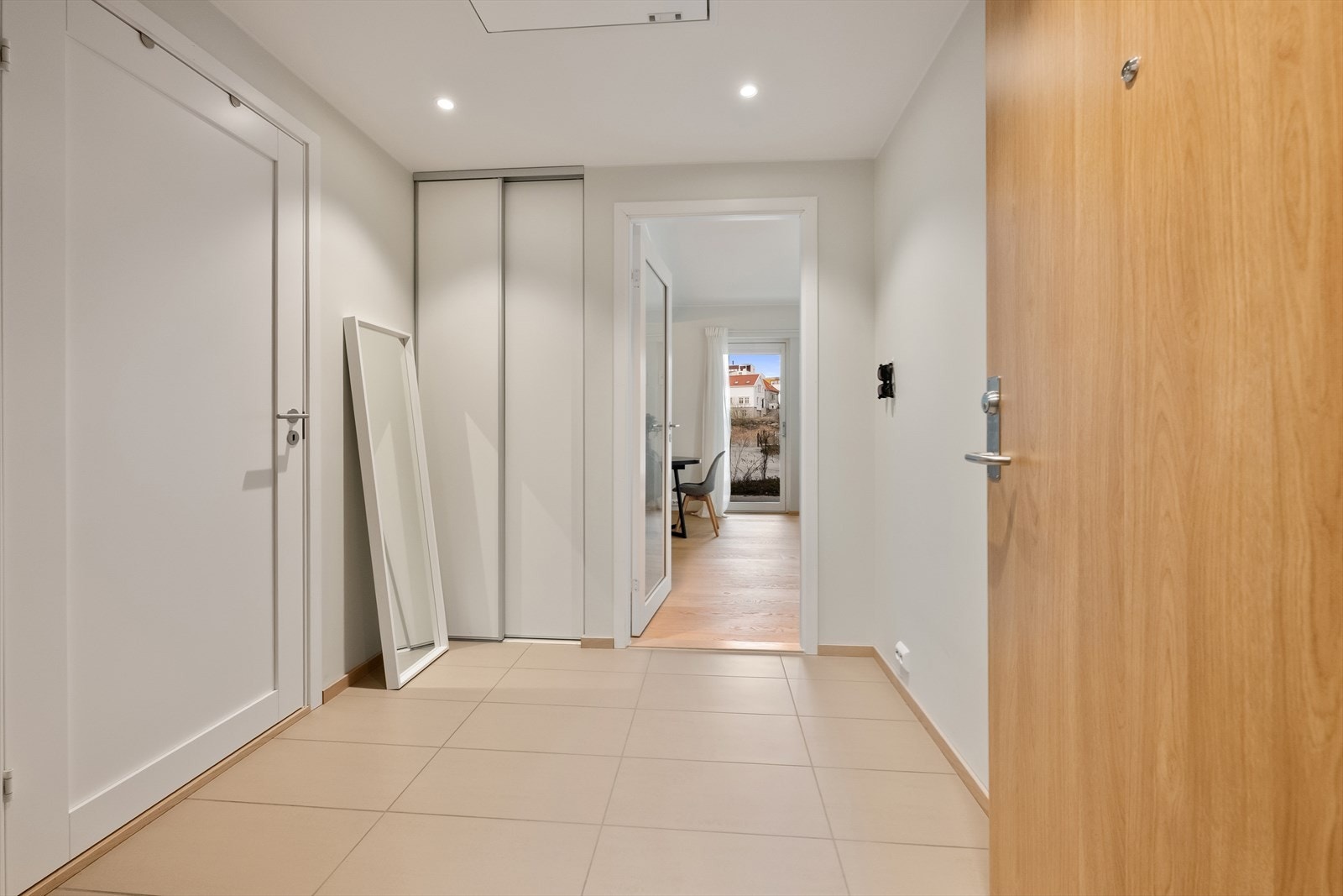 Helfliset entrè med skyvedørsgarderobe. Galleribilde