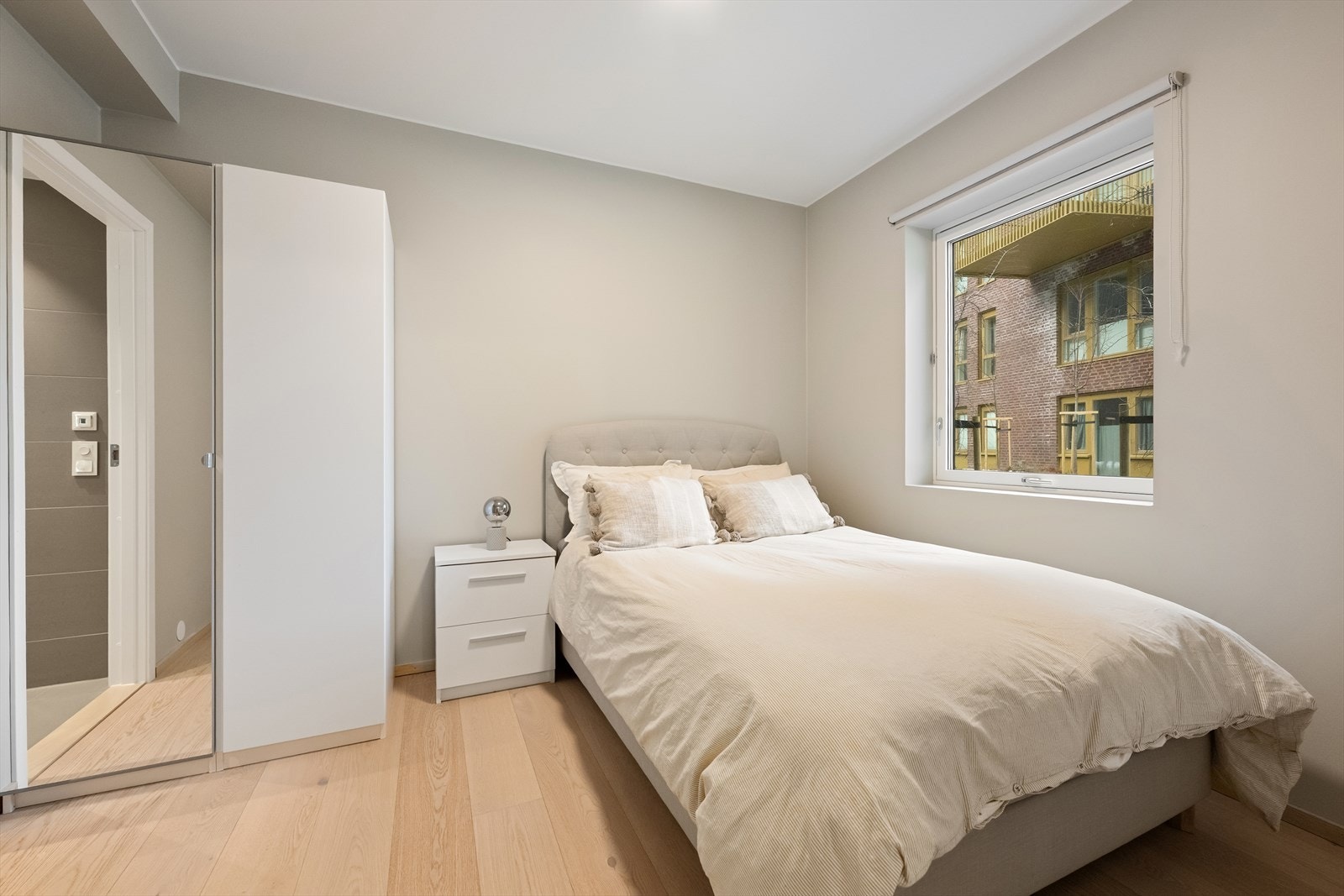 Hovedsoverom av god størrelse med plass til garderobe og seng. Galleribilde