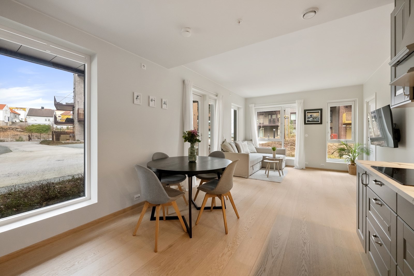 Store vindusflater som rikelig med naturlig lys inn. Galleribilde