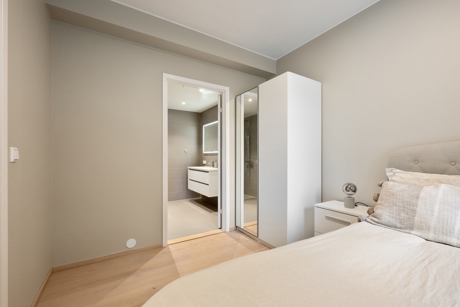 Hovedsoverommet har direkte tilgang til eget bad. Galleribilde