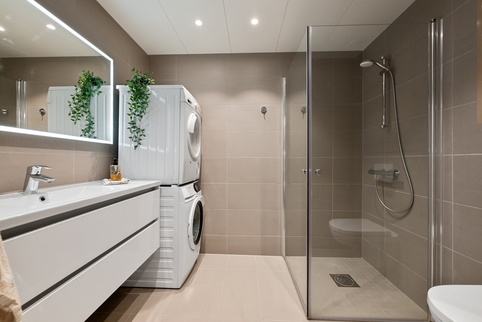 Hovedbad med varme i gulv og oppkobling til vaskemaskin/tørketrommel. Galleribilde