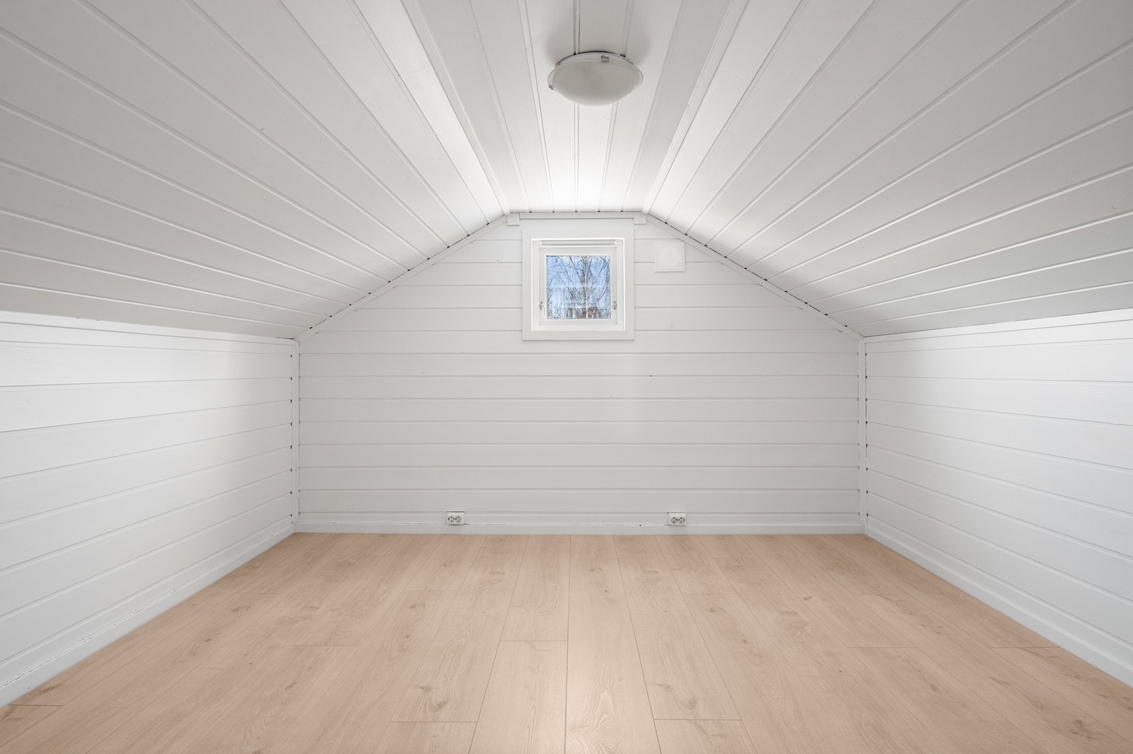 Rommene har laminatgulv og panel på vegger og i tak. Galleribilde