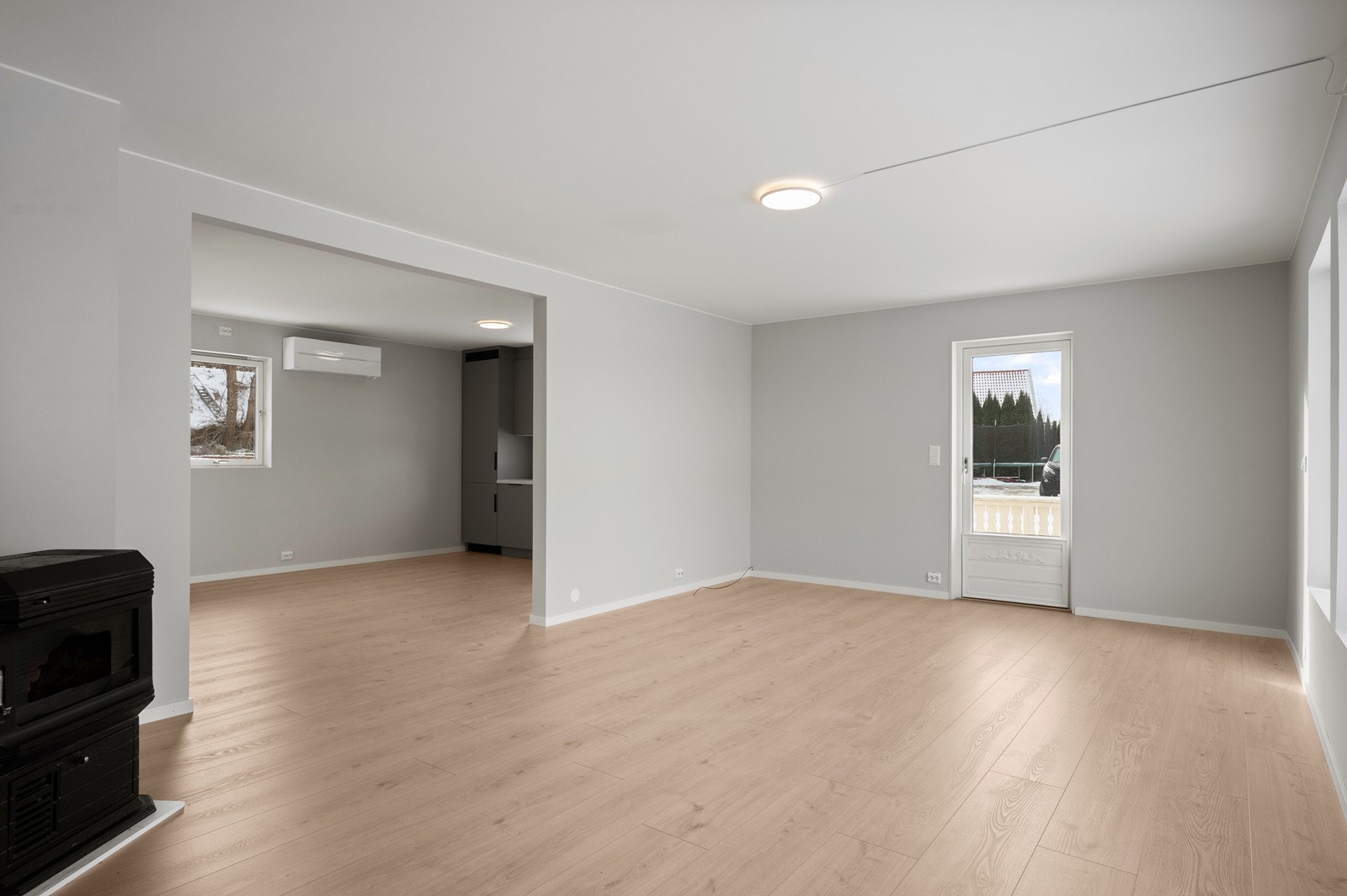 Stuen har en åpen løsning mot kjøkkenet, noe som skaper en sosial og luftig sone. Galleribilde