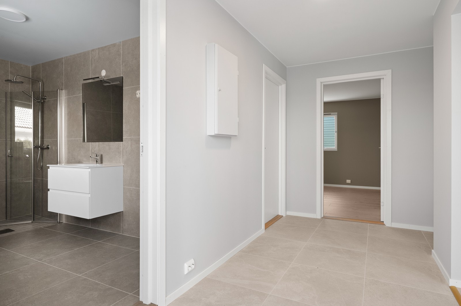 Boligen ble vesentlig oppgradert i 2025, noe som merkes i entréen med flislagt gulv. Galleribilde