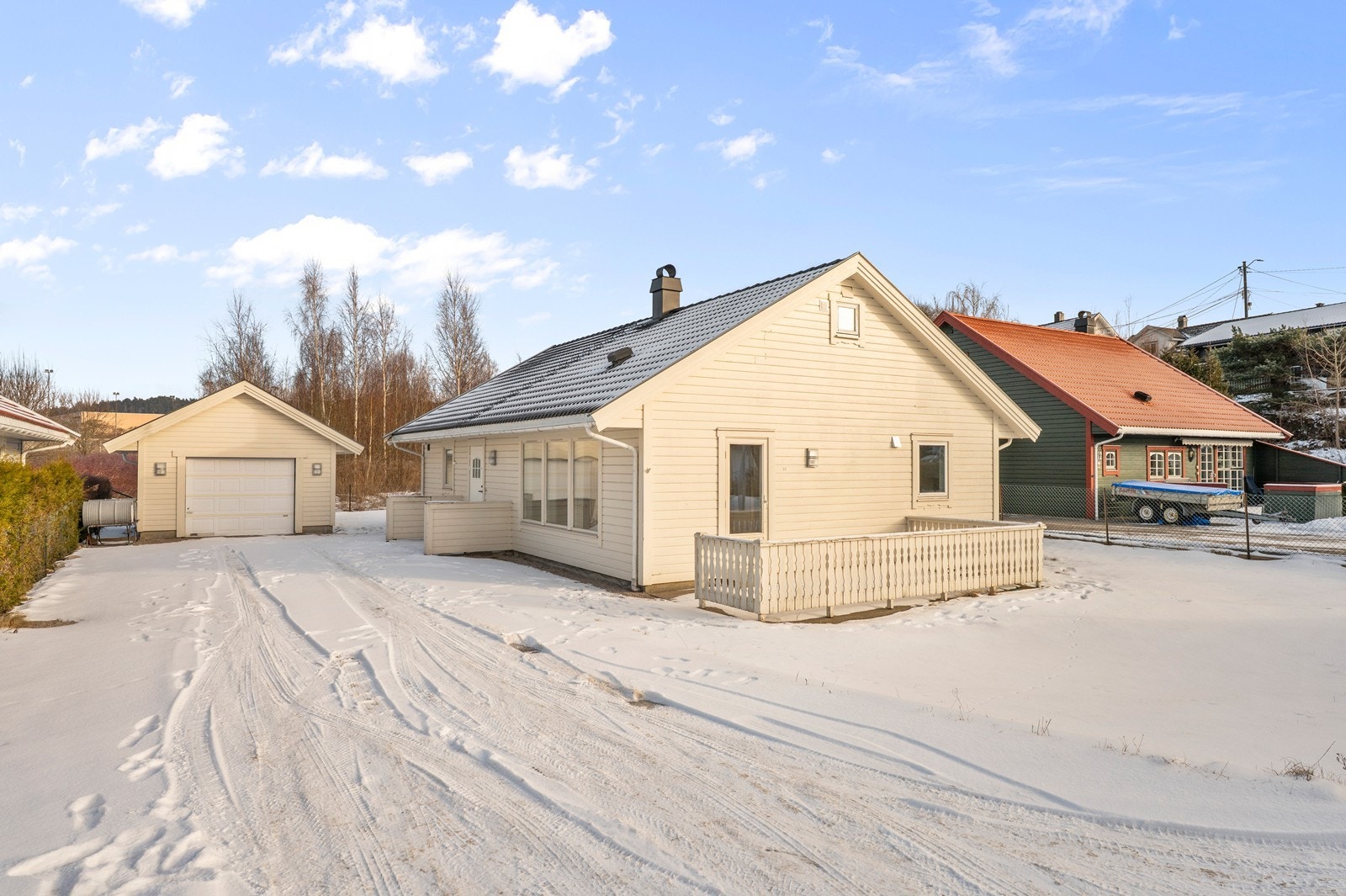 Enebolig fra 1995 med tilhørende frittstående garasje bygget i 2002. Galleribilde