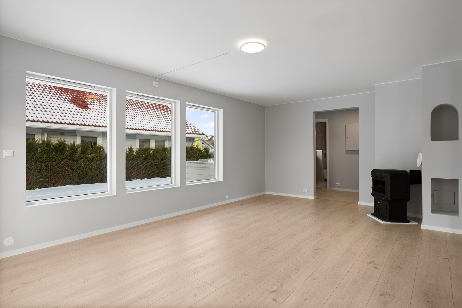 Store vindusflater gir rikelig med lys til oppholdsrommet. Galleribilde