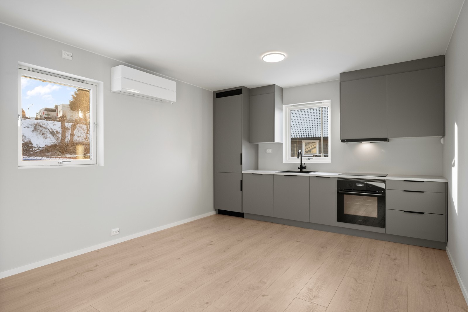 Nytt HTH-kjøkken fra 2025 med integrerte hvitevarer og laminat benkeplate. Galleribilde