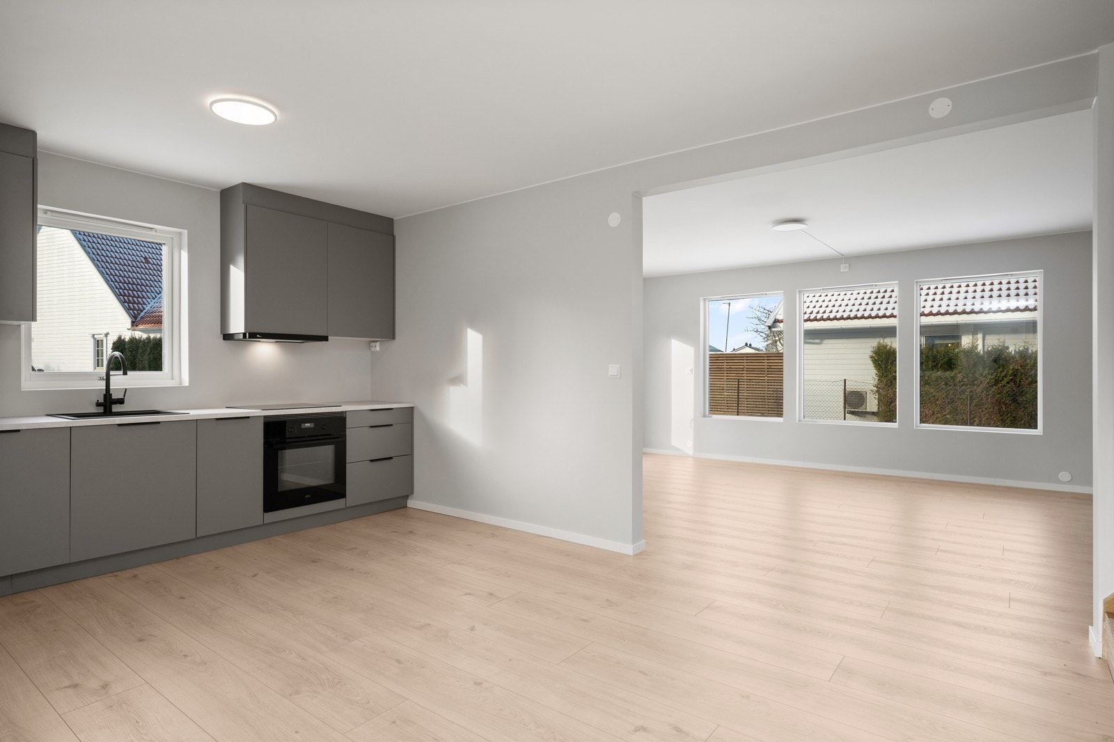 Fra stuen er det en naturlig overgang til kjøkkenavdelingen. Galleribilde