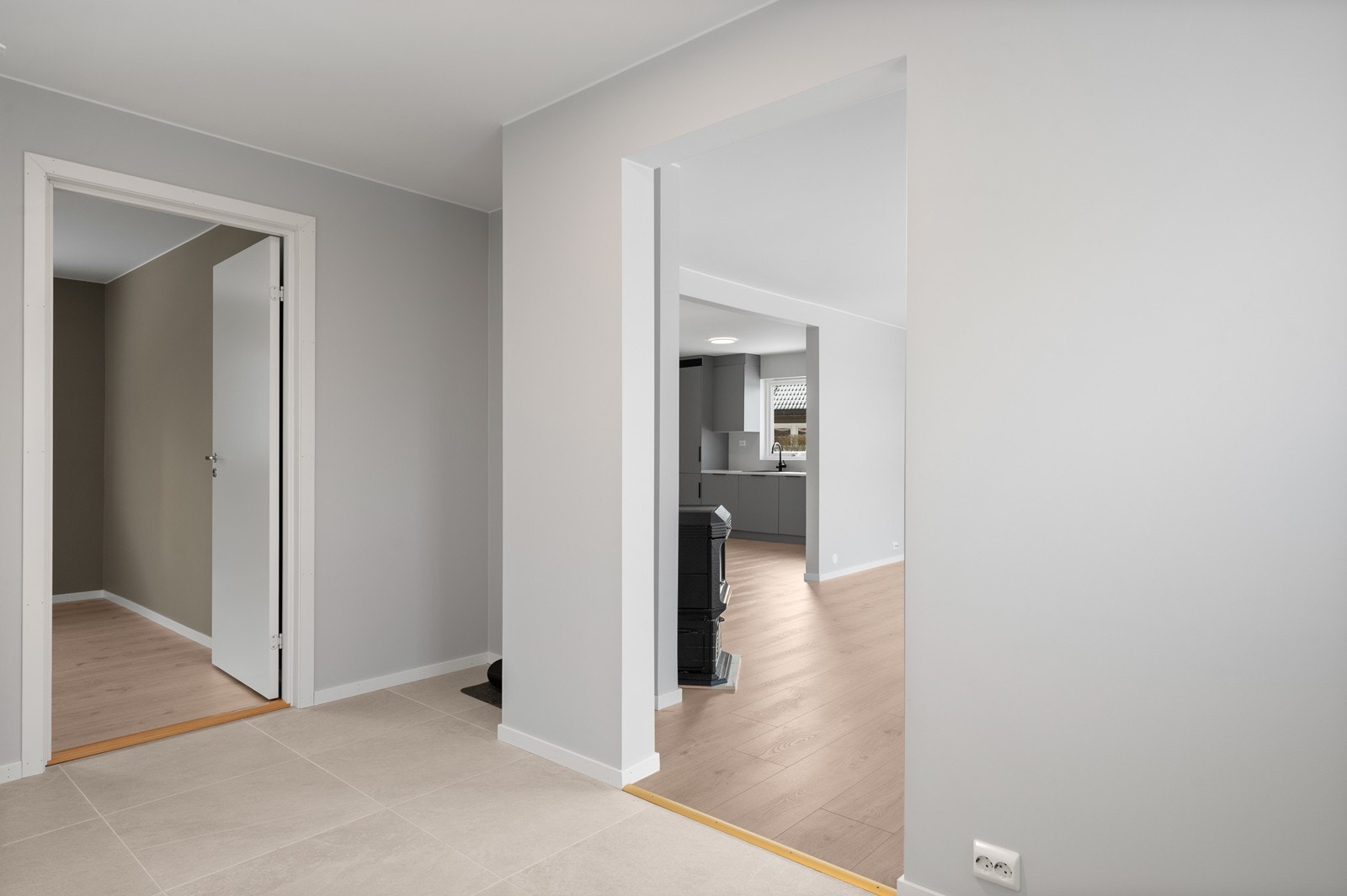 Fra hallen er det enkel adkomst til boligens ulike rom i første etasje. Galleribilde