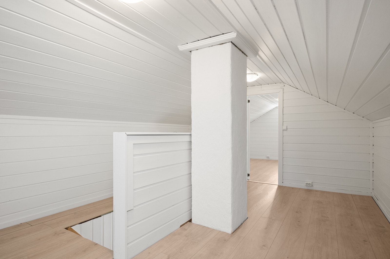 Oppe i andre etasje finner du et trapperom og to rom. Galleribilde