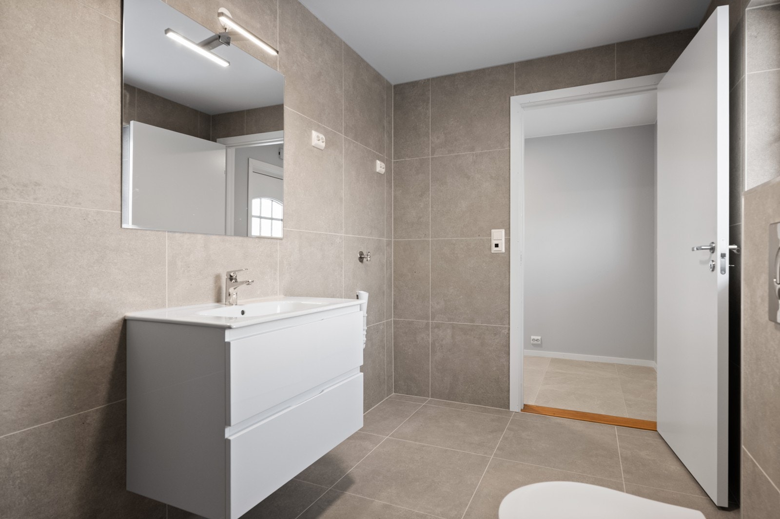 Badet har oppgraderte overflater fra 2025, med fliser på gulv og vegger. Galleribilde