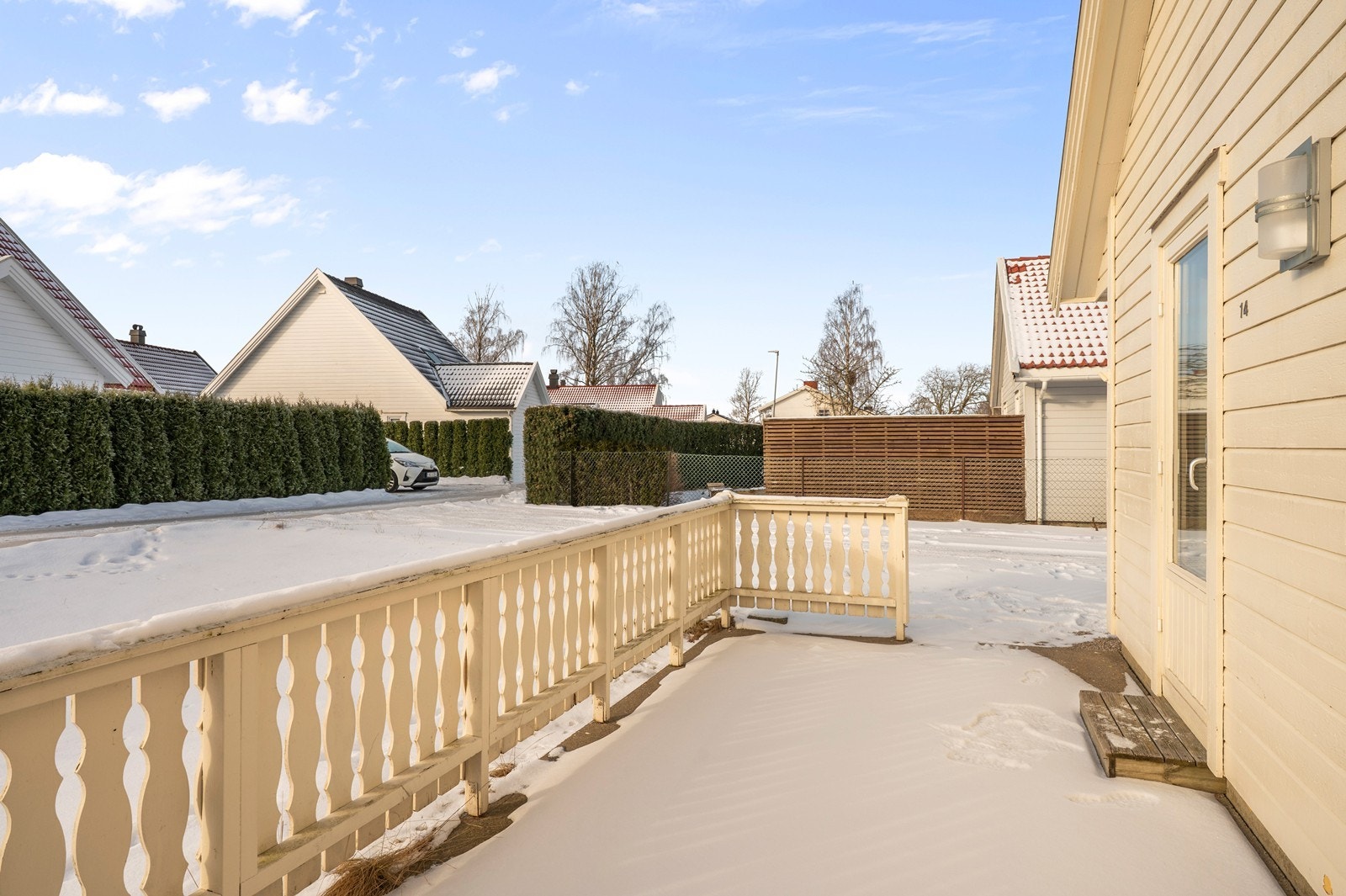 Fra terrassen på 13 m² ser man ut over et rolig nabolag med kort vei til skoler. Galleribilde