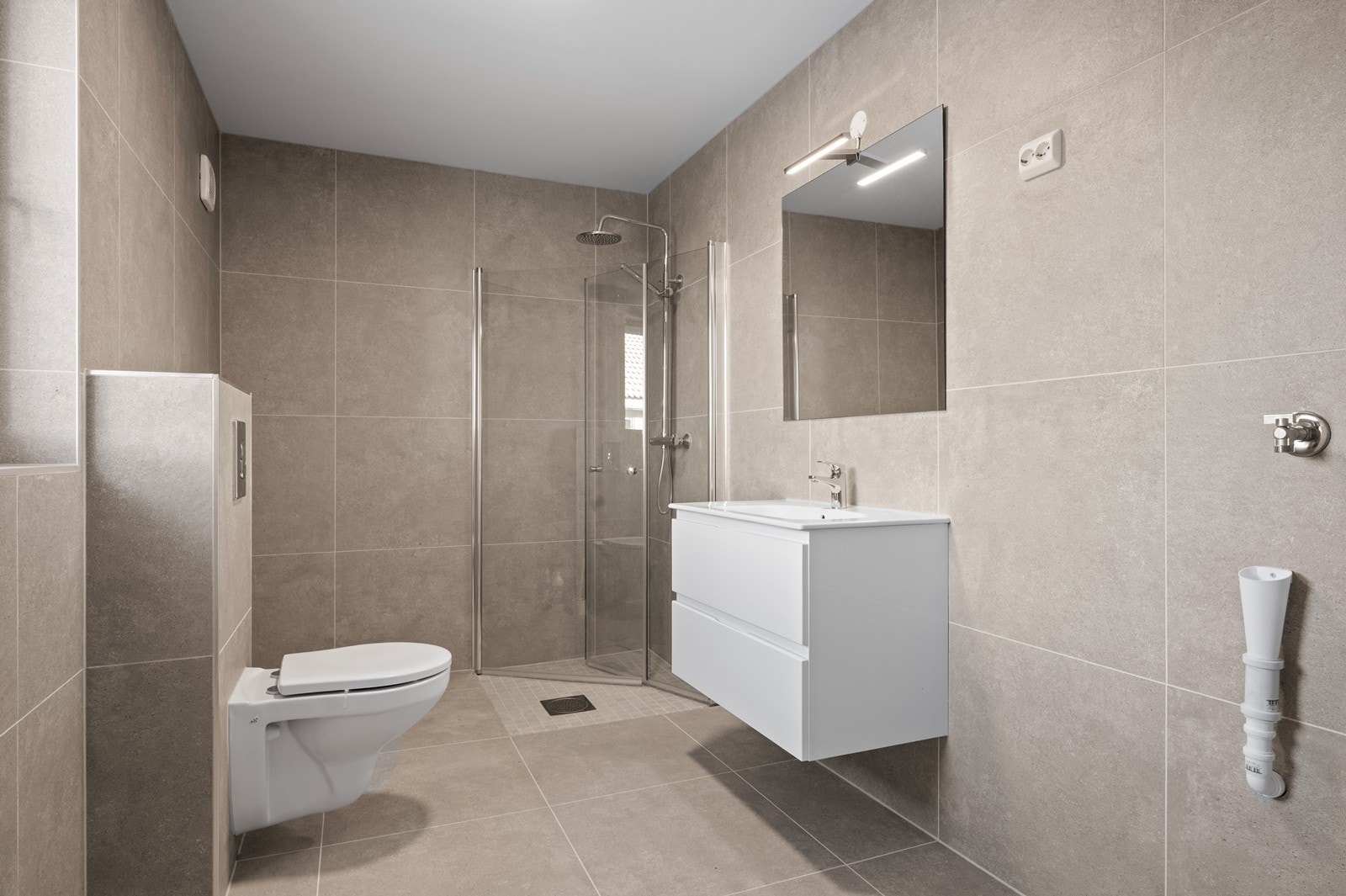 Her er det varmekabler i gulvet for komfort, samt opplegg for vaskemaskin. Galleribilde