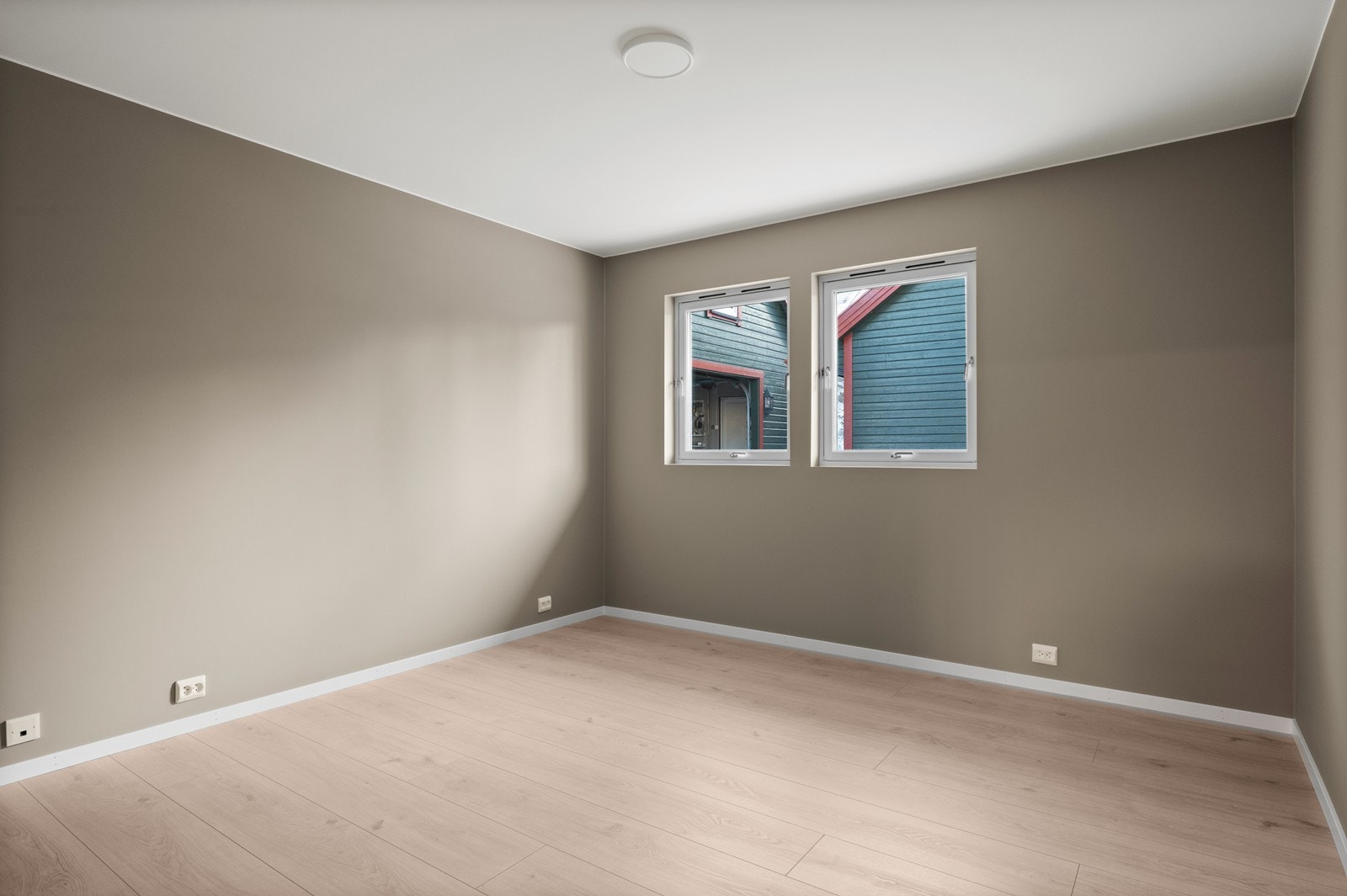 Første etasje rommer tre soverom. Her er ett av soverommene. Galleribilde