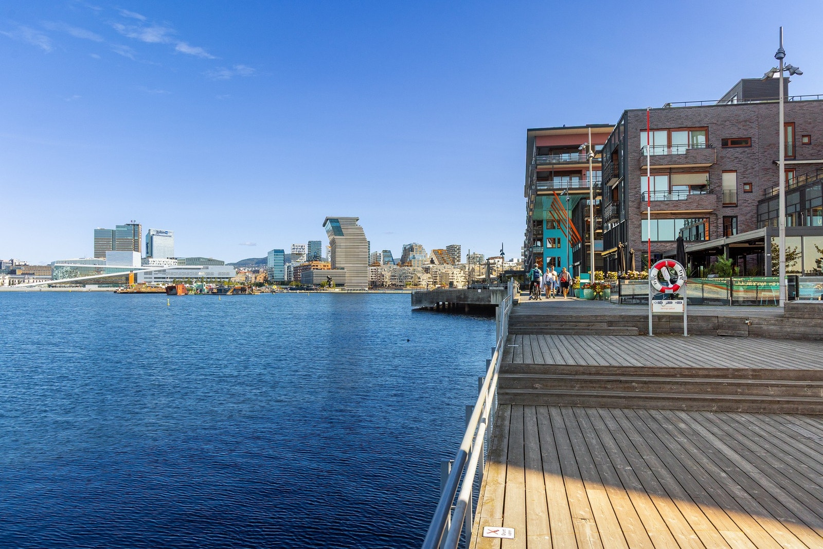 Bjørvika tiltrekker seg mennesker i alle livsfaser som ønsker en aktiv og sosial livsstil - med fjordbad, kaféliv, internasjonal mat og kunst i verdensklasse rett utenfor døren. Galleribilde