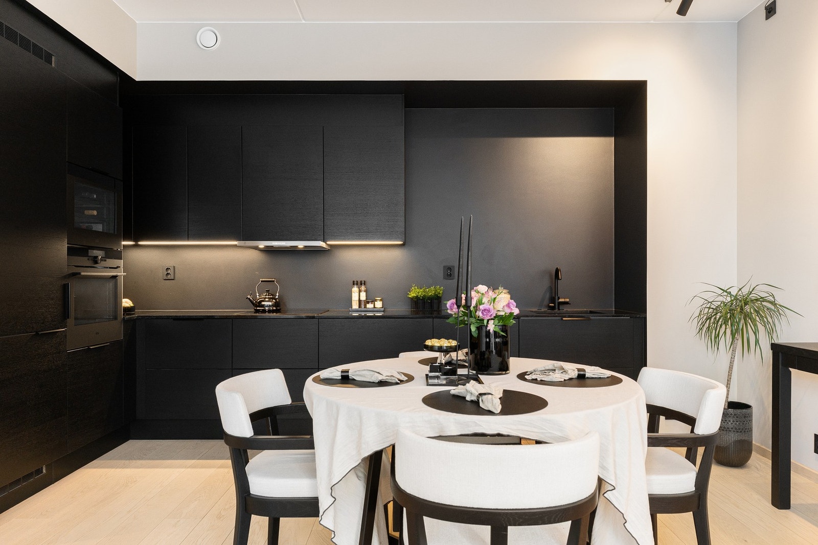 Boligen har et stilrent og påkostet kjøkken med gjennomgående høy kvalitet og moderne uttrykk. Galleribilde