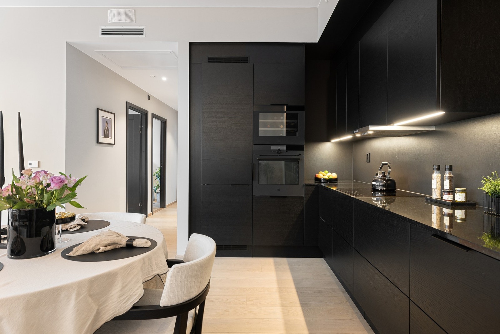 Kjøkkenet er fullt utstyrt med integrerte hvitevarer fra AEG i mørk, matt utførelse. Galleribilde