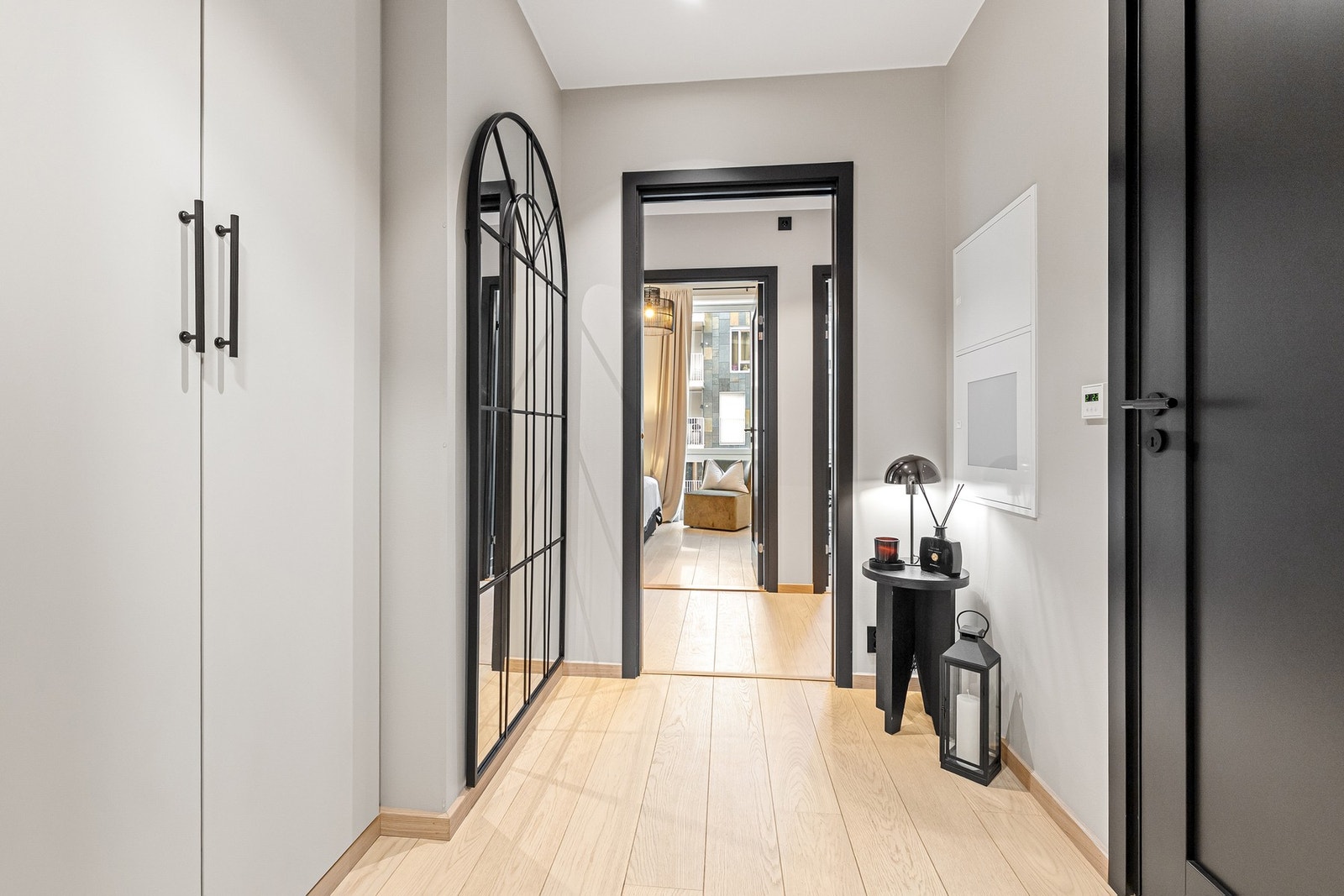 Arealet i entréen er effektivt utnyttet med et praktisk, innebygd garderobeskap i helhetlig utførelse, tilpasset vegger og lister for et ryddig og gjennomført uttrykk. Galleribilde