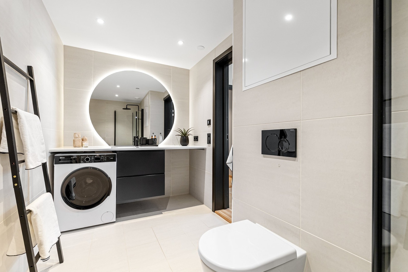 Baderommet er moderne og påkostet, med gjennomgående stilrene materialvalg og høy standard. Galleribilde