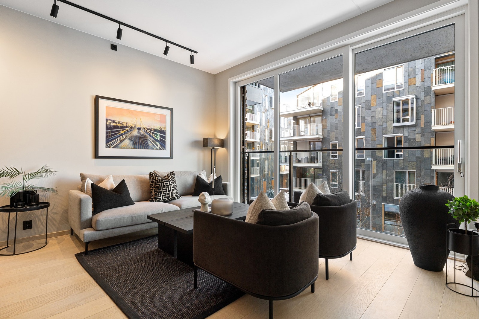 Boligen fremstår som svært gjennomført og harmonisk, med påkostede tilvalg som løfter både standard og bokvalitet ytterligere. Galleribilde