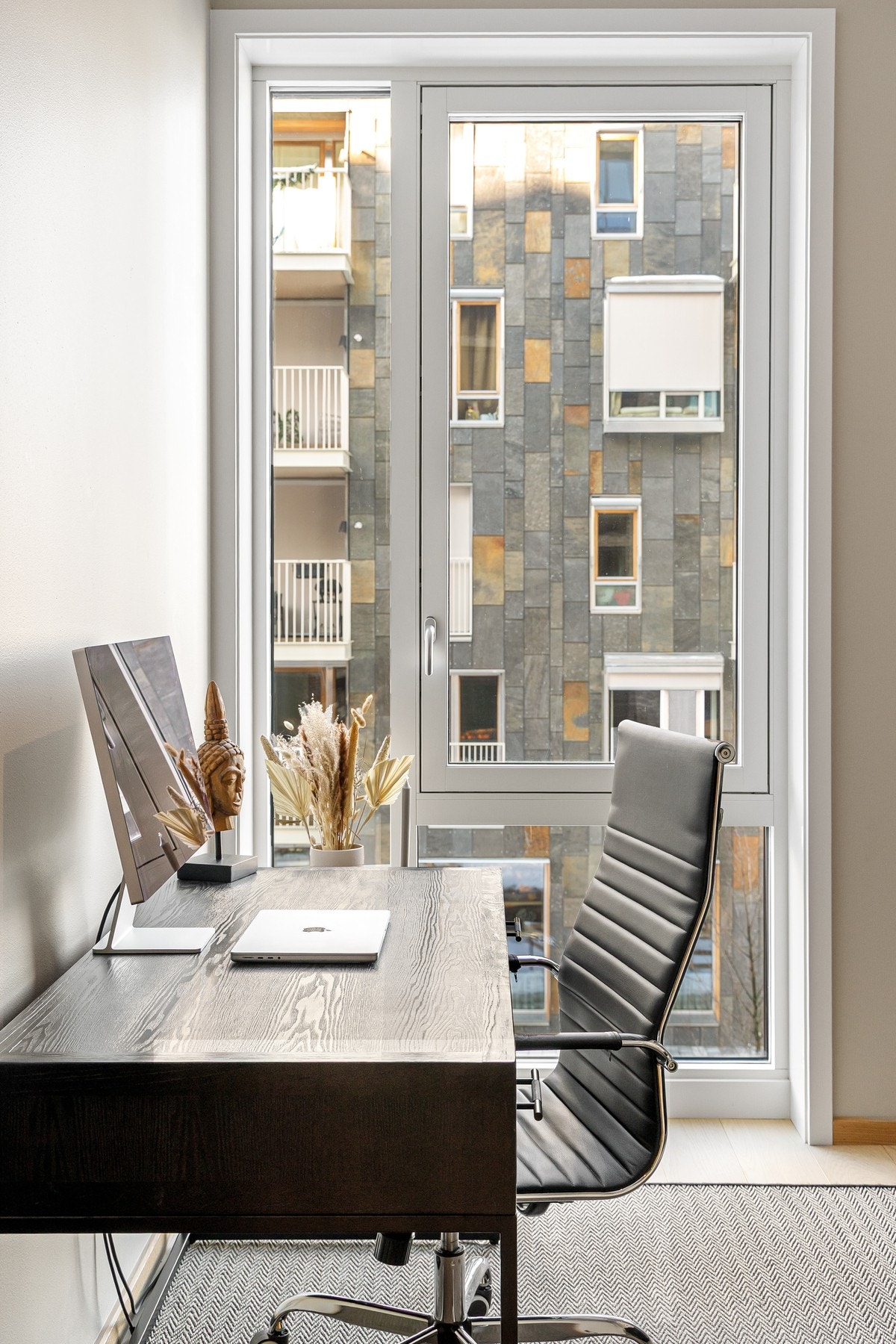 Soverom 3 har et stort vindu fra gulv til tak som gir godt lysinnslipp og en luftig romfølelse. Galleribilde