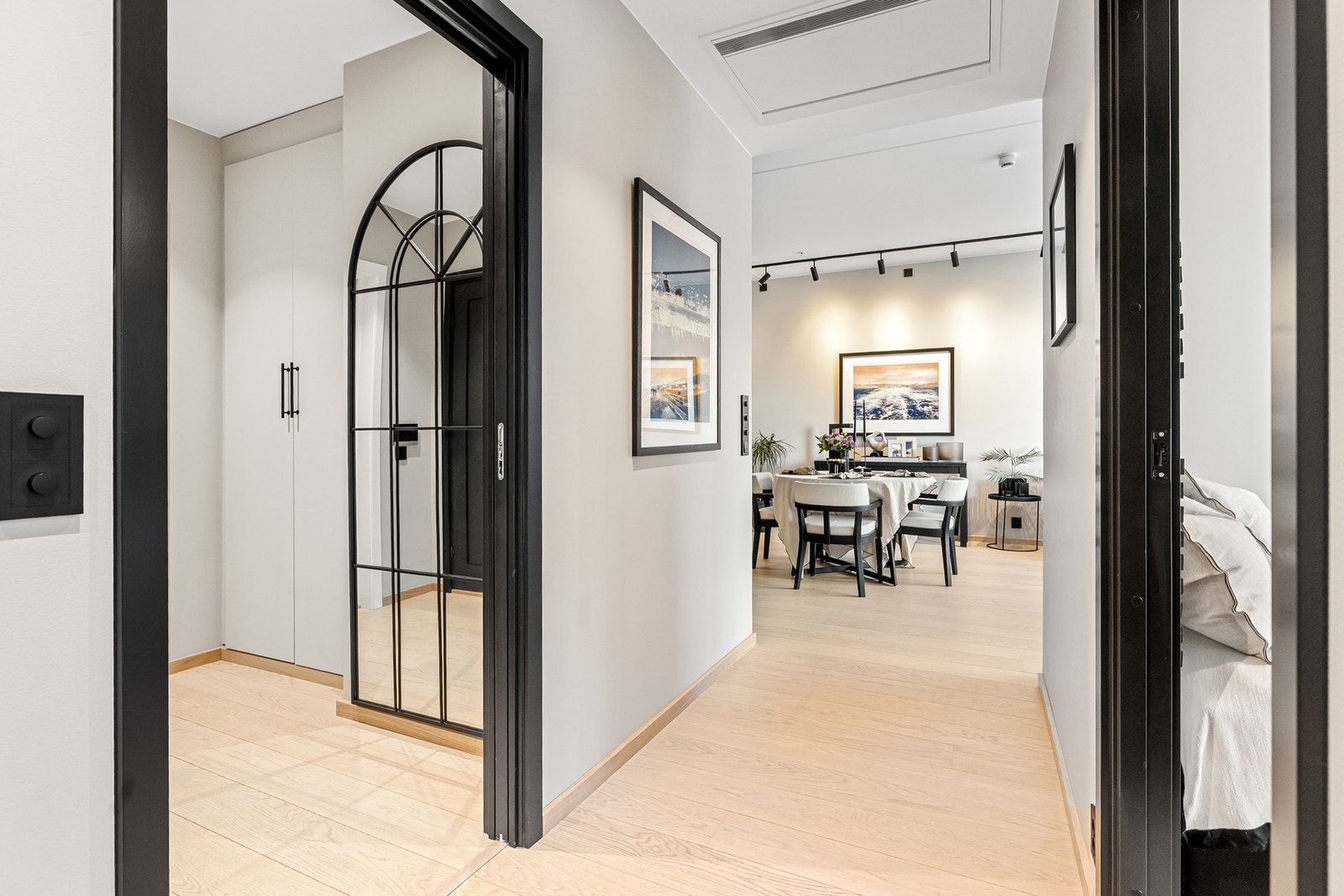 Boligen er tilknyttet balansert ventilasjon samt felles fjernvarmeanlegg med vannbåren varme. Galleribilde