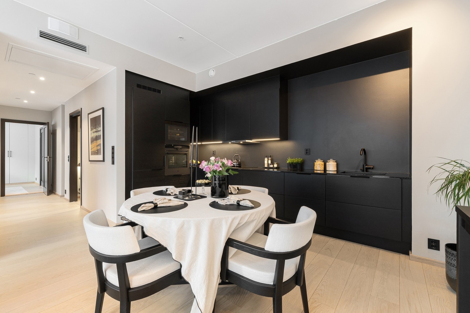 Med rikelig skap- og benkeplass er kjøkkenet både funksjonelt og praktisk tilpasset hverdagsbruk, samtidig som det egner seg svært godt for sosiale sammenkomster. Galleribilde